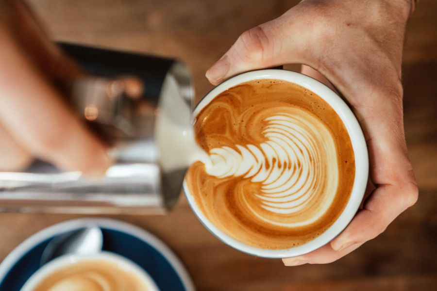 Latte art podczas szkolenia baristycznego