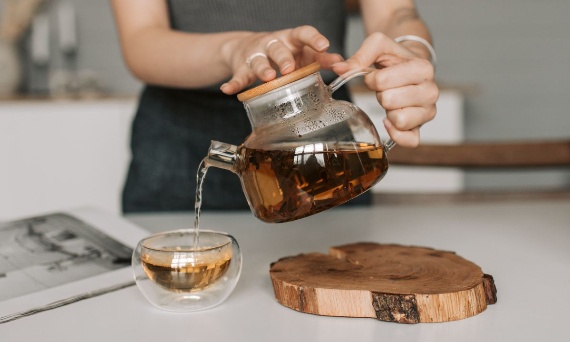 Herbata liściasta vs torebkowa  - różnice, o których mało kto mówi