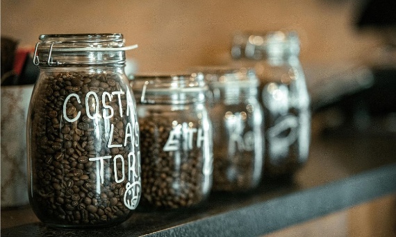 Jak przechowywać kawę ziarnistą, żeby jak najdłużej była świeża?