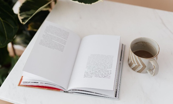 Kawa, książka i muzyka – jak stworzyć idealny moment dla siebie