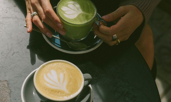 Matcha czy kawa - co lepiej pobudza?