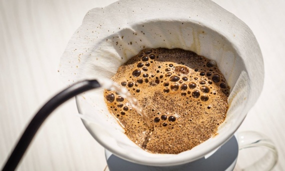 Jak twardość wody wpływa na smak kawy i herbaty?