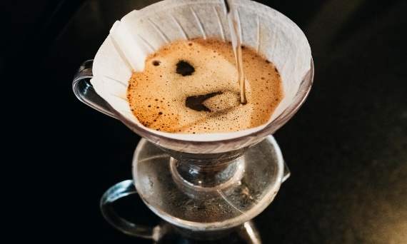 Jaki zaparzacz do kawy wybrać na start? Porównanie metod parzenia