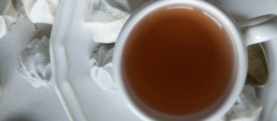 herbata w białej filiżance