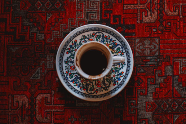 kawa na dywanie